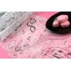 Chemin de Table Musique Intisse blanc sur nappe rose