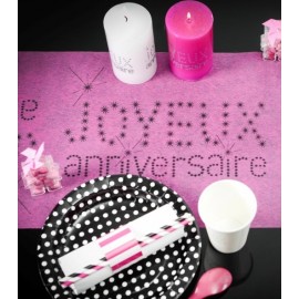 Chemin de table joyeux anniversaire fuchsia intissé 5 M