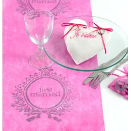 Chemin de Table Just Married Intissé Fuschia 5 M