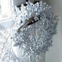 Couronne de baies argent festive 28 cm luxe