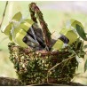 Panier en rotin avec feuilles