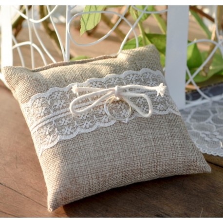 Coussin alliances toile de jute et dentelle