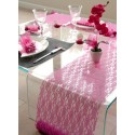 Chemin de table dentelle fuschia decoration mariage fete